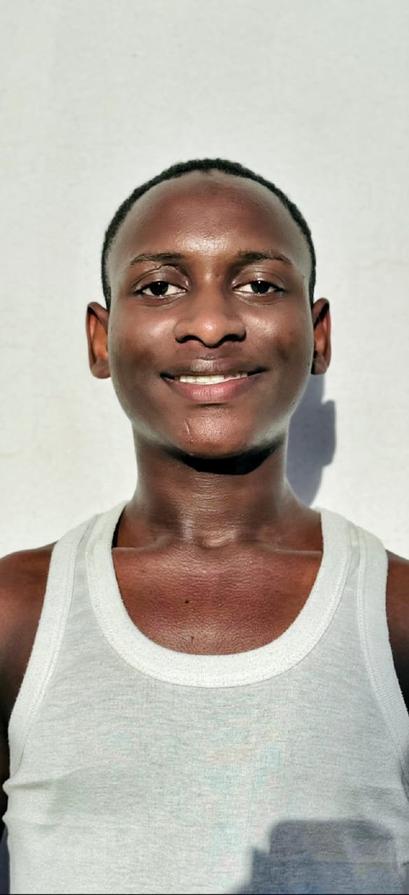 Bah Boubacar  Taille: 1m65 Poids: 50 École(Fofodoro)